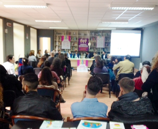 Festa delle Famiglie, l’incontro preliminare al Teatro Ghirelli ha coinvolto 3 coppie di genitori “arcobaleno” con docenti, medici e counselors